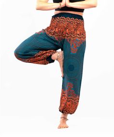 Harem pants with mandala in turquoise and orange Cozy harem pants with floral mandalas in orange and turquoise. With wide waistband and airy cut, the pants are flexible and comfortable. There is flexible elastic at the hips and ankles. These pants are light and airy and offer maximum freedom of movement. All our harem pants are unisex cut and suitable for any body shape, from petite to plus size. On the left side there is a patch pocket in about 14x14 cm. Cozy and practical at the same time: Vis Blue Bohemian Harem Pants For Yoga, Blue Harem Pants For Yoga, Blue Harem Yoga Pants, Loose Fit Harem Pants For Yoga And Festivals, Blue Stretch Bohemian Harem Pants, Bohemian Stretch Blue Harem Pants, Orange Stretch Bottoms For Festival, Bohemian Harem Yoga Pants For Meditation, Green Harem Pants For Yoga