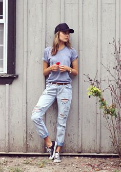 Love me some boyfriend jeans, cons and a baseball cap; a go-to look on those casual days Boyfriend Jeans Kombinieren, Comfy Jeans Outfit, Boyfriend Jeans Outfit, Comfy Travel Outfit, Vans Outfit, Outfit Jeans, Boyfriend Jean