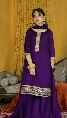 Capry Design Latest, Mehndi Dress Designs Simple, Purple Pakistani Dress, Dholki Dress, Dholki Dresses, Simple Mehndi Dresses, Fancy Dress Patterns, Style Outfits Summer