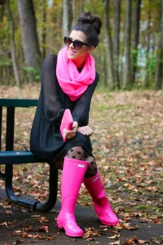 pink accessories on a rainy day :) How To Wear Rain Boots, Pink Hunter Boots, Pink Rain, Hunter Boot, Boating Outfit, Hunter Rain Boots, Pink Boots, Carrie Bradshaw, Looks Chic