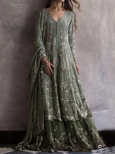 Jago Outfit, Walima Dresses Pakistani, Shaadi Outfits, Wedding Fits, Walima Dress, Pakistani Formal Dresses, Velvet Design, Floral Embellishment