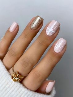 short nude Christmas gift nails with gold glitter accent Nagel Tips, Christmas Nails Easy, Beige Nails, Basic Nails, Makijaż Smokey Eye, Christmas Nails Acrylic, Short Acrylic Nails Designs