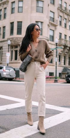 White Pants Outfit Fall, Cream Jeans Outfit, Cream Cardigan Outfit, Wearing White Jeans, Cropped Cardigan Outfit, Cream Pants Outfit, Booties Outfit Fall, White Jeans For Women, Cropped Pants Outfit