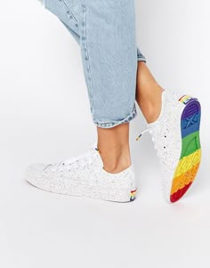 Zapatillas con diseño moteado y detalle de arcoíris Pride Chuck Taylor de Converse Vetements Shoes, Look Grunge, Curvy Petite Fashion, Pride Outfit, Milan Fashion Weeks, Africa Fashion, Outfit Trends, Mode Online, Petite Fashion