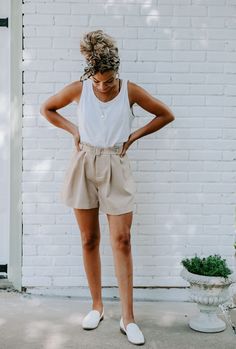 One of the Best Summer Tank Tops You'll Wear Over and Over Again - MY CHIC OBSESSION Outfits With Tank Tops, Christmas Festival Outfit, Festive Outfits Christmas, White Tank Top Outfit, Festival Outfit Inspo, My Chic Obsession, Festive Outfits, Hot Summer Outfits, Minimalist Outfits