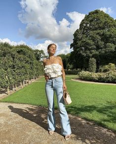 Jeans N Heels Outfit, Denim And White Outfits Classy, Floral Heels Outfit, Femine Outfit Casual, Jeans And White Top Outfit, Light Washed Jeans Outfit, 2025 Outfits, White Tops Outfit, Jean Trousers