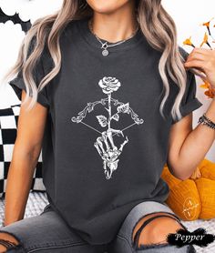 Welcome to our exclusive fashion world at Scelzotyee!❤️ 💀🌹 Skeleton Hand T-Shirt - Show off your unique Halloween style! 🎃✨ This "Skeleton Hand" T-Shirt is not only a fashion item, but also a work of art with a stylized skeleton hand combined with a beautiful rose. With a combination of fear and charm, this shirt is sure to make you stand out at any Halloween party! The soft and comfortable material allows you to move freely, from costume parties to meetings with friends. Let this shirt be th Skull Hand Tshirt, Skeleton Grabbing Shirt, Skeleton Sleeve, Stylized Skeleton, Skeleton Hand Rose, Skeleton Hands Shirt, Mysterious Things, Halloween Mode, Hand Rose