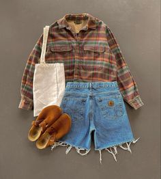 Cottage Core Outfit Inspiration, Coastal Core Outfits, Outfit Ideas Granola, Salted Granola Girl Outfits, Noah Kahan Aesthetic Outfit, Edgy Granola Style, Granola Teacher Outfit, Denim Jacket With Shorts, Outfits Layed Out