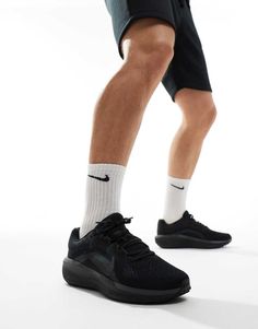 Skor, Boots & Träningsskor från Nike Running Sätt högsta fart direkt Låg design Stängs med snörning Vadderad mudd Klassiskt Nike-logga Mellansula i skummaterial med Air-dämpning Tålig yttersula i gummi Greppvänlig undersida Sacs Tote Bags, Fashion Basics, Nike Branding, Flip Flop Boots, Basket Noir, Baskets Adidas, Running Trainers, Trainer Heels, White Trainers