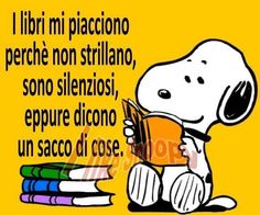 a snoopy dog reading a book while sitting on top of books with the words i liri mi piaccino per le