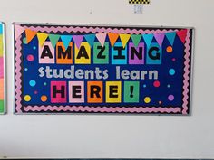 there is a sign on the wall that says amazing students learn here