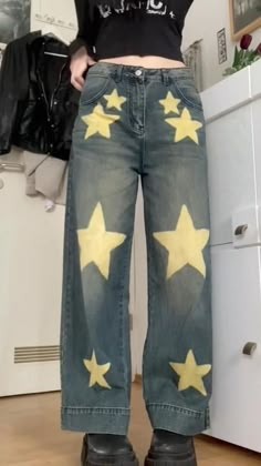 Clothes Tiktok, Tas Denim, Bleaching Clothes, Diy Star, Fashion Kawaii, Mode Hippie, Girl Fashion Style, Diy Vetement, Diy Clothes Design