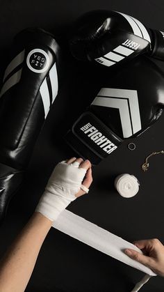 Kickboxing gear set for women with boxing gloves hand wraps and shin guards. Aesthetic Gloves, Kickboxing Equipment, Kickboxing Women, Boxer Aesthetic, Gloves Aesthetic, Kickboxing Gloves, Kickboxing Training, Gym Bag Essentials