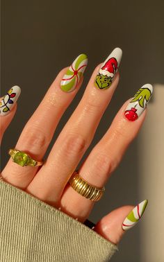 Holiday Nails Short Almond, Crismas Nails 2023, Christmas Nails Nail Art, Christmas Inspo Nails, Winter Nails With Designs, Xmas Nails Acrylic, Crismas Nails, Christmas Nails Grinch, Nails Christmas Designs