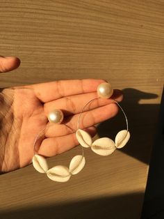 Diy cowrie shell earrings Cowrie Shell Crafts, Cowry Shell Jewelry, Shell Earrings Diy, Cowrie Earrings, Aesthetic Surgeon, Boho Jewelry Earrings, Businesses Ideas, Beaded Wedding Jewelry, Cowrie Shell Earrings