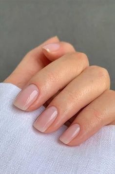 This shape,short square nails, does not require great lengths and is very manageable. Do you know why many people are settling for short nails in this shape? It’s because they look luxurious. Besides, short square nails is simple and can be used for both casual and formal occasions. If you love the knock-down look of exquisitely kept nails, it means you’ll possibly fall in love with such manicure. Sheer Nails, Nagellack Trends, Short Square Nails, Her Nails, Dipped Nails, Healthy Nails