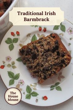 A slice of barmbrack cake on a wild strawberry-patterned plate. Irish Tea Brack Recipe, Irish Fruit Cake, Tea Brack Recipe, Irish Tea Cake Recipe, Irish Barmbrack, Irish Tea, St Patrick's Day Food, Irish Country, Cakes Slices