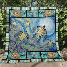 a quilt made to look like two turtles swimming in the ocean