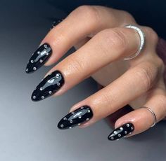 53 Alluring Black Nails That Exude Confidence and Sophistication Black Almond Nail Ideas, Almond Designs, Classy Black Nails, Black Nail Ideas, Almond Nail Ideas, Black Chrome Nails, Black Almond Nails, Glossier Nail Polish, Flamingo Nails