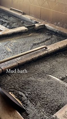 This is a mud bath- help with exfoliating dead skin cells. Relax sore muscles and joints Mud Pool Spa, Mud Wrap Spa, Better Everyday, Bath Aesthetic, Ayurvedic Skin Care, Thermal Baths