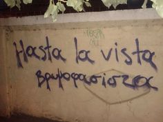 graffiti on the side of a building that says, hasta la vista propogariose