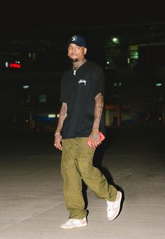 Chris Brown Outfits, Chris Brown Style, Breezy Chris Brown, Nba Outfit, Rapper Outfits, Mens Casual Outfits Summer, Black Men Street Fashion, Dope Outfits For Guys, Men Street Fashion