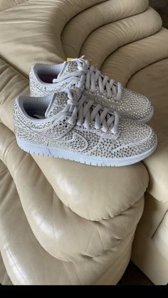 Jordans Aesthetic, Bedazzled Shoes Diy, Nike Slippers, Bedazzled Shoes, Trendy Shoes Sneakers, Pretty Shoes Sneakers, All Nike Shoes, Neue Outfits, Hype Shoes