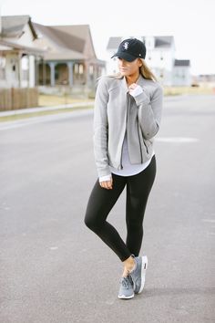 Baseball Jacket Outfit Women, Baseball Jacket Outfit, Suede Jacket Outfit, Cara Loren, Jacket Outfit Women, Tennis Shoes Outfit, Spring Work Outfits, Jacket Outfit