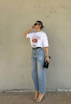 Casual Outfits For 30s For Women, Wide Leg Jeans Outfit 2024, Jeans Summer 2024, Mom Jeans Outfit Summer 2024, Chic Wide-leg Denim Pants, Wide Leg Jeans Outfit, Legs Outfit, Looks Jeans