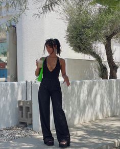 Bbq Outfit Ideas Spring, Site Seeing Outfit Summer, Basic Womens Outfit, Trending Styles 2024, Summer Outfit Nyc, Mob Wife Aesthetic Summer, Summer Engagement Party Outfit Guest, Sommelier Outfit, Black Summer Dinner Dress