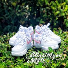 P A C K A G E ◾ C O N T E N T S ♥ 1 PAIR BABY OR TODDLER NIKE AIR FORCE 1 SHOES CUSTOM MAKE WITH SWAROVSKI® CRYSTAL ♥ CHOICE OF FINISH: 2 SWOOSHES, 4 SWOOSHES, BACK STRIPS, BACK SWOOSHES OR OTHER PARTS ♥ CHOICE OF SIZE: BABY CRIB BOOTIES (1C-4C) OR WALKER TODDLER (5C-10C) ♥ LISTED ITEM WAS MADE WITH LIGHT ROSE SWAROVSKI® CRYSTAL DETAIL DESCRIPTION AS BELOW ♥ FINISH: CRYSTALLIZING OPTION (1) OUTER 2 NIKE SWOOSH LOGO (2) INNER + OUTER ALL 4 NIKE SWOOSH LOGO (3) OUTER 2 NIKE SWOOSH LOGO + BACK SWOO Toddler Nikes Shoes, Nike Air Force Infantil, Cute Jordans For Women Baby, Todler Shoes Nike, Custom Nike Airforce 1 Baby, Air Force Bebe, Rhinestone Nike, Red Bandana Shoes, Baby Nike Shoes