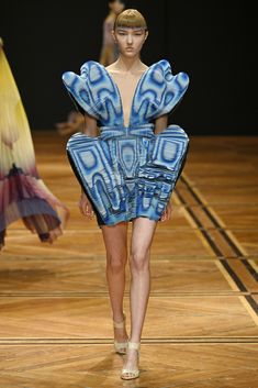 Iris van Herpen Spring 2019 Couture Iris Van Herpen 2019, Sculptural Fashion, Stephane Rolland, Spring Couture, Couture Week