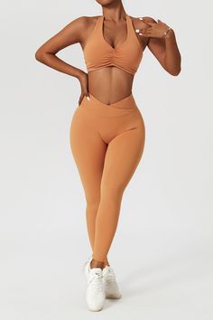 Innovant dans la conception et la fonctionnalité, le soutien-gorge de sport à dos nu est parfait pour les entraînements chauds et lourds qui nécessitent une ventilation accrue. Ce tout nouveau style présente une encolure plongeante arrondie avec un sous-poitrine côtelé de soutien et est conçu dans un tissu anti-transpiration, vous permettant de vous déplacer en toute confiance tout au long de votre entraînement.
Caractéristiques:


Encolure dégagée


Conception à licou fixe


Sous-bande de souti Stretch Ruched Activewear For Gym, Solid Ruched Activewear For Yoga, Fitted Ruched Activewear For Gym, Sporty Stretch Ruched Activewear, Sporty Ruched Activewear For Workout, Desert Sun, Gym Clothes Women, Bodysuit Dress, Backless Design