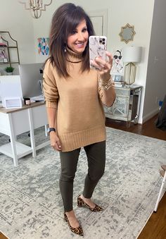 6 Ways to Wear Olive Pants - Cyndi Spivey Green Leggings Outfit, Pants Outfit Work, Olive Leggings, Winter Pants Outfit