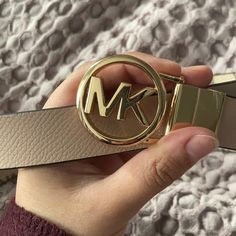 Reversible Mk Belt Size Medium Black Chanel Purse, Louboutin Flats, Valentino Purse, Michael Kors Belt, Tan Belt, Louboutin Heels, Chanel Purse, Woven Belt, Brown Leather Belt