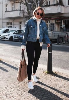 Winter Jacket Outfits, White Sneakers Outfit, Look Legging, Jacket Outfit Women, 일본 패션, Jean Jacket Outfits, Denim Jacket Outfit, Black Jeans Outfit, Elegante Casual