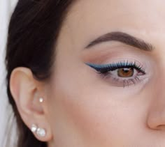 También puedes combinar dos delineadores, uno encima del otro. No olvides marcar la comisura del ojo con un tono rosado para añadir profundidad. Dark Blue Eyeliner, Light Blue Eyeliner, Blue Eyeliner Makeup, Maquillage On Fleek, Eyeliner For Beginners, Blue Eyeliner, Eyeliner Styles