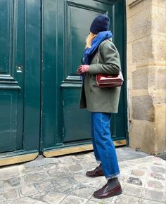 Tan Brogues Outfit Women, Spain Travel Outfits Winter, Sebago Outfit Women, Brown Mocassin Outfit, Mocassin Outfit Winter, Tan Loafers Outfit Women, Loafers Outfit Aesthetic, Burgundy Loafers Outfit, Nude Boots Outfit