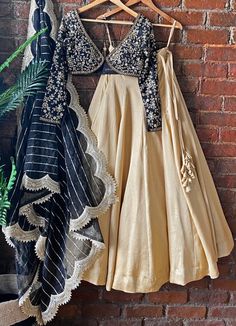 Black and Beige Embroidered Full Sleeved lehenga set Priti Sahni - Fabilicious Fashion Beige Lehnga Outfit, Zardosi Dupatta, Bridesmaids Lehenga, Simple Lehenga, Navratri Dress, Trendy Outfits Indian, Indian American, Indian Outfits Lehenga, Outfits Indian