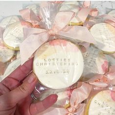 Cookies Giveaways Ideas, Gingerbread Wedding, Baby Shower Souvenirs Girl, Wedding Biscuits, Wedding Doorgift, Baptism Cookies, 18th Birthday Decorations, Biscuit Bar, Birthday Souvenir