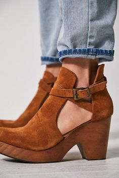 Clog Boots Outfit, 70s Clogs, Clogs Outfit Fall, Wood Platform Heels, Clogs Outfit, Clog Boots, Clogs Style, Fall Jeans, Free People Clothing