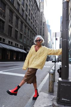 Middle Age Street Style, Eclectic Outfits For Women Winter, Old Woman Style, Women Over 50 Fashion, Statement Jackets, Womens Style, Looks Street Style, Street Style Trends, Spring Fashion Trends