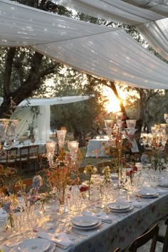 Vintage Wedding Ideas: Floral Tablecloth and Wildflower Centerpieces Sicily Wedding, Vintage Wedding Theme, Outdoor Dinner, Table Set Up, Garden Party Wedding, Wedding Mood Board, Italian Wedding, Dreamy Wedding