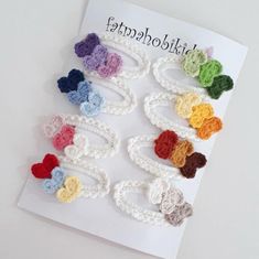 crocheted heart shaped hair clips on top of a white card with the words halodthate written in it