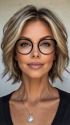 Short Hairstyles for Women Over 60 Short Hair With Middle Part, 2025 Pixie Cut, Small Face Hairstyles, Professional Hairstyles For Work, Edgy Pixie Cut, Cut Short Hairstyles, Pixie Cut Short, Choppy Pixie Cut, Medium Hair Styles For Women