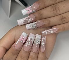 White Christmas Acrylics, Long Square Acrylic Nails Christmas, Winter Bling Nails, X Mas Nails Design, Xmas Nails White, Bling Christmas Nails, Baddie Christmas Nails, Christmas Nails White, Christmas Nail Ideas