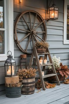 Create a magical fall ambiance with creative lighting. Farm Porch Ideas Country Farmhouse, Rustic Front Porch Decorating Ideas, Autumn Basket Ideas, A Frame Front Porch, Outdoor Autumn Decor, Rustic Farmhouse Outside, Western Porch Decor, Western Front Porch Ideas, Western Porch Ideas