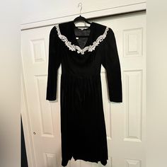 Stunning Goth Black Velvet Jessica Mcclintock Gunne Sax Dress From The Late 70s. No Flaws To Note, But Remember This Is Pre-Loved Vintage. No Tag, But Likely A 5 Or 7, Which Would Fit Like A Modern X-Small/Small. 24” Waist. Additional Measurements Can Be Sent Upon Request. Gunne Sax Dress 80s Prom, Green Gunne Sax Dress, 1970s Gunne Sax Dress, Purple Gunne Sax Dress, Gunne Sax Black Label, Gunne Sax Dress, Jessica Mcclintock, Gunne Sax, Black Velvet Dress