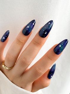 dark blue sky almond nails Black And Blue Nails, Dark Nail Designs, Blue And Silver Nails, Euphoria Nails, Navy Blue Nails, Sky Nails