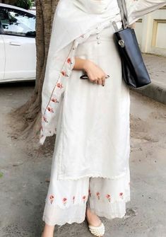 @manidrehar❤ White Suit Designs Indian Style, Cotton Kurti Plazzo Designs, White Cotton Suit Designs, Palazzo Suit Design, Palazzo Designs, Elegant Girl